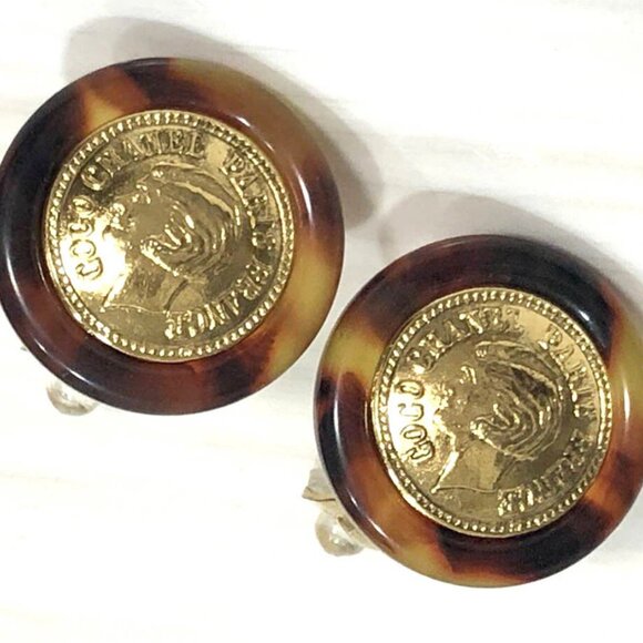 CHANEL Brown Lucite Round Coin Clip-On Earrings Gold Tone 97P Auth D-u1131 - Picture 1 of 10
